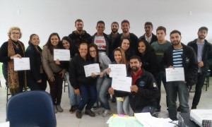 Alunos exibem o certificado que receberam na Oficina de Wilma