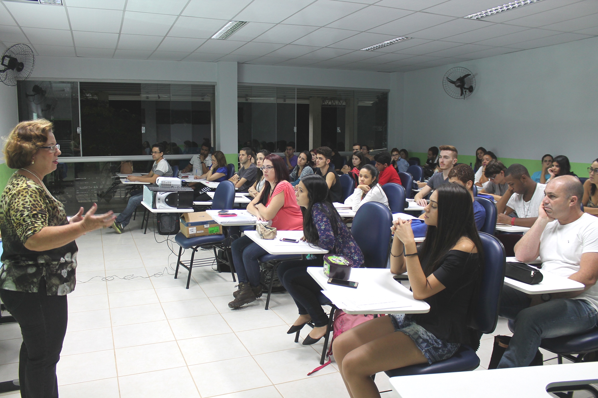 Presidente do Conselho de Arquitetura e Urbanismo de Minas Gerais palestra para alunos em Juiz de Fora