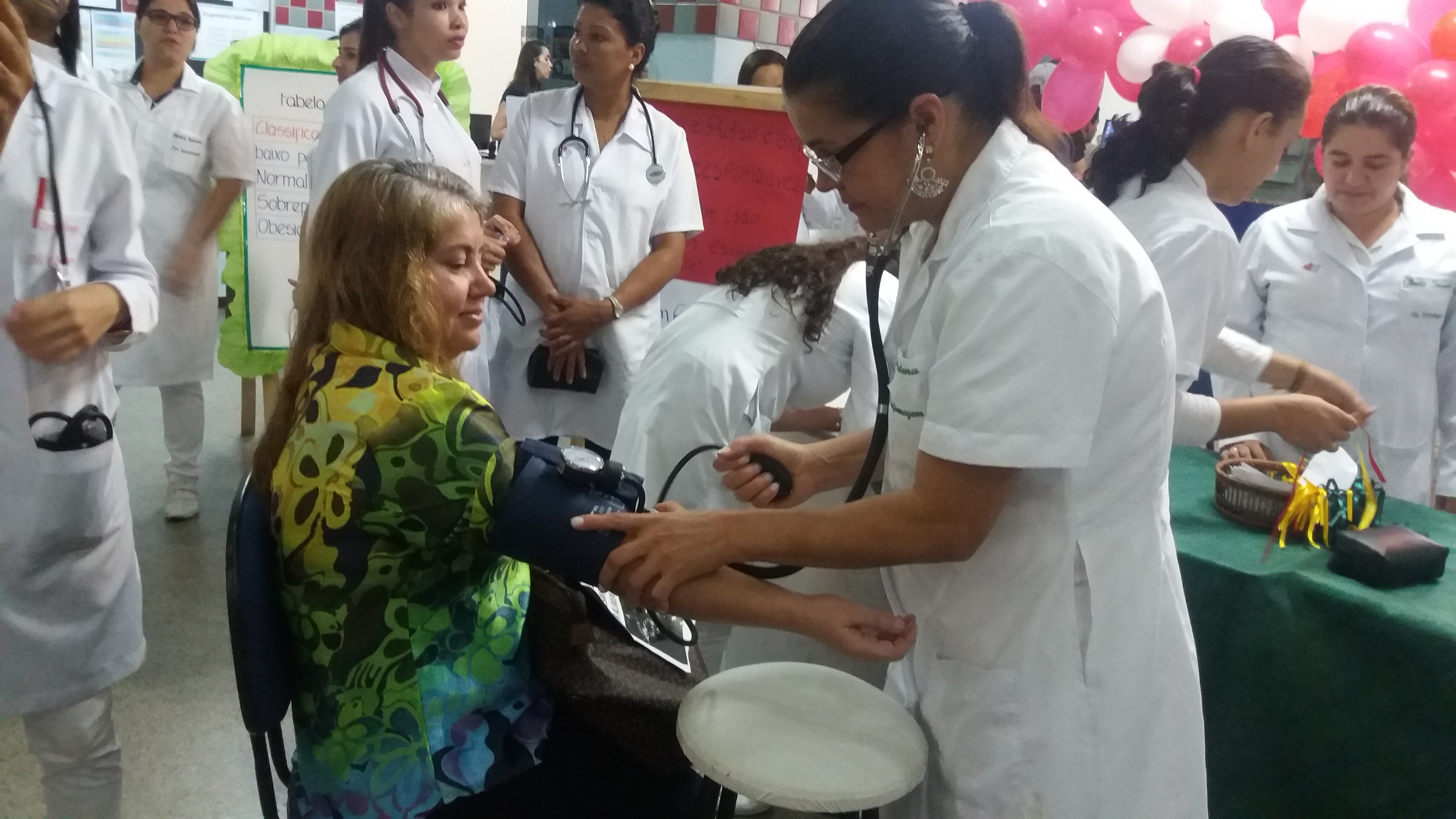 Alunos do curso Técnico de Enfermagem do Colégio Caratinga realizam evento com foco na saúde