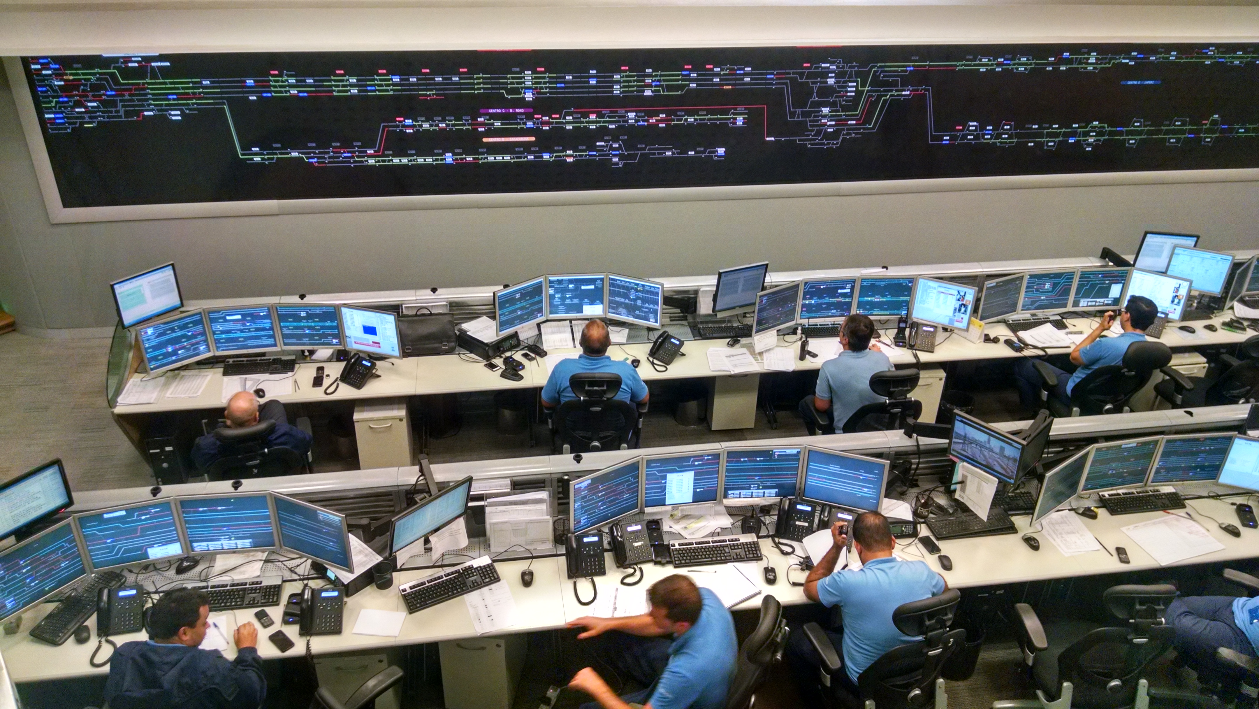 Alunos de Engenharia visitam concessionária que administra trens urbanos no Rio de Janeiro