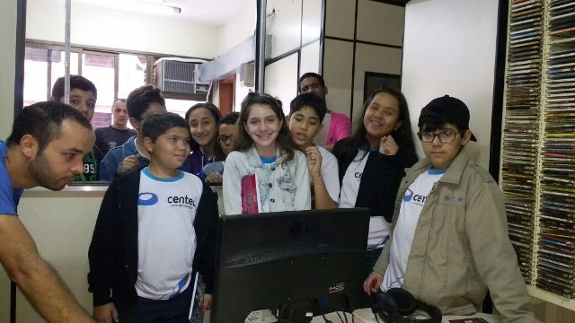 Alunos do Centec conhecem um dos mais importantes meios de comunicação social: a rádio