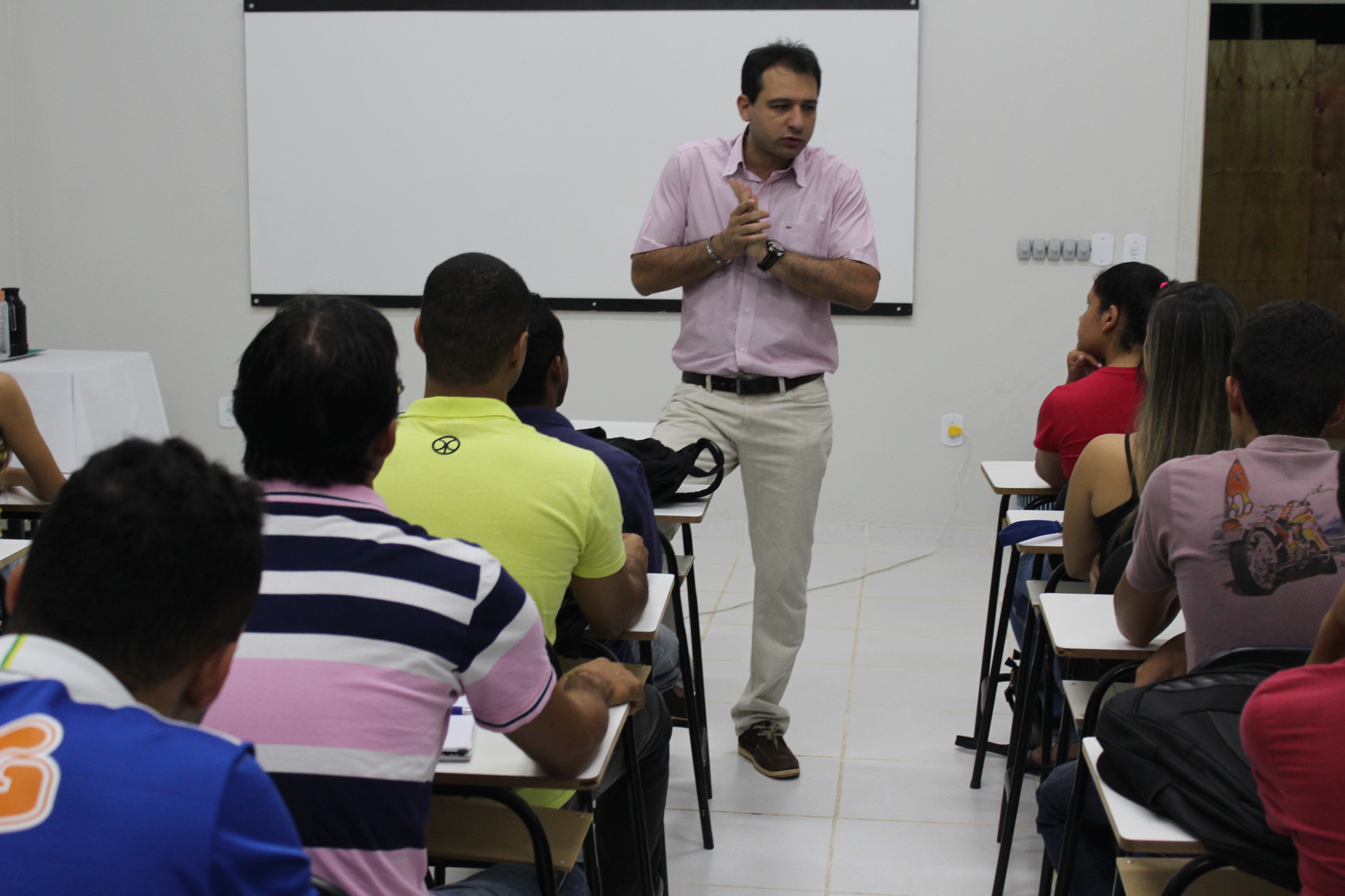 Calouros de Engenharia Elétrica participam de palestra com Engenheiro Eletricista