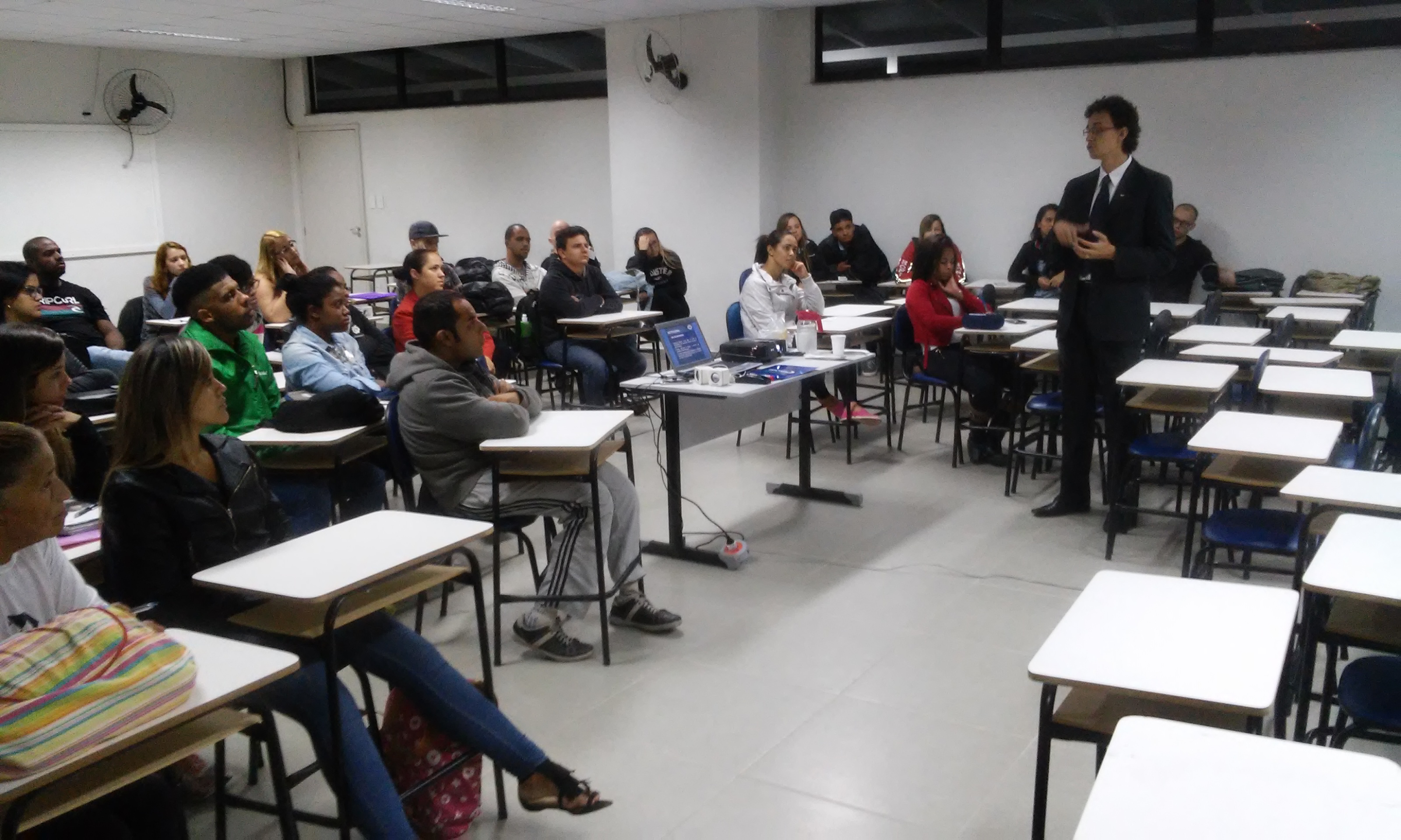 Representante do Conselho Regional de Administração de Minas Gerais palestra para alunos de Juiz de Fora
