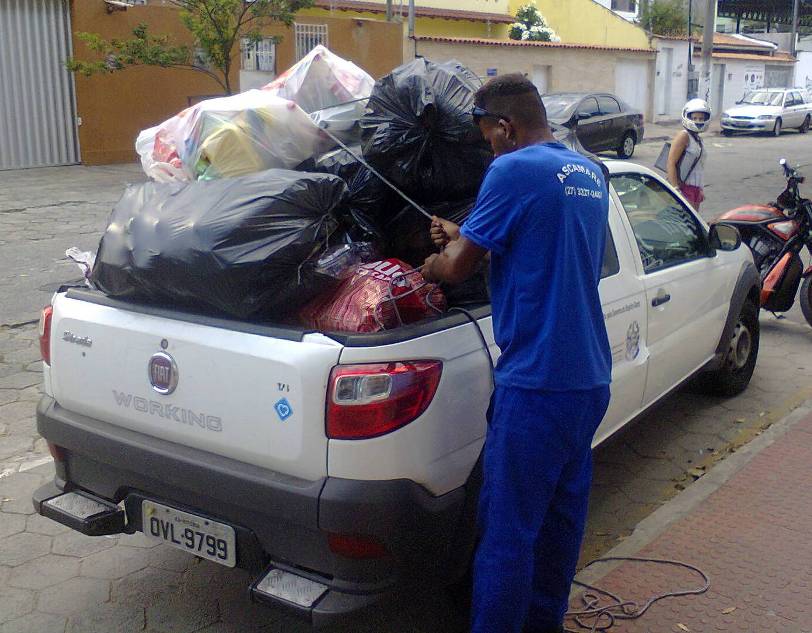 Alunos da Doctum Vitória fazem doação de material reciclável