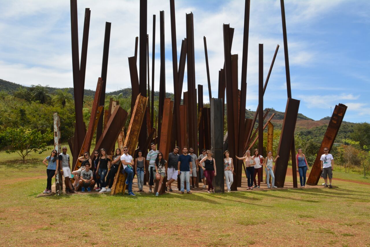 Estudantes de Arquitetura conhecem as galerias de arte e espécies botânicas do Instituito Inhotim