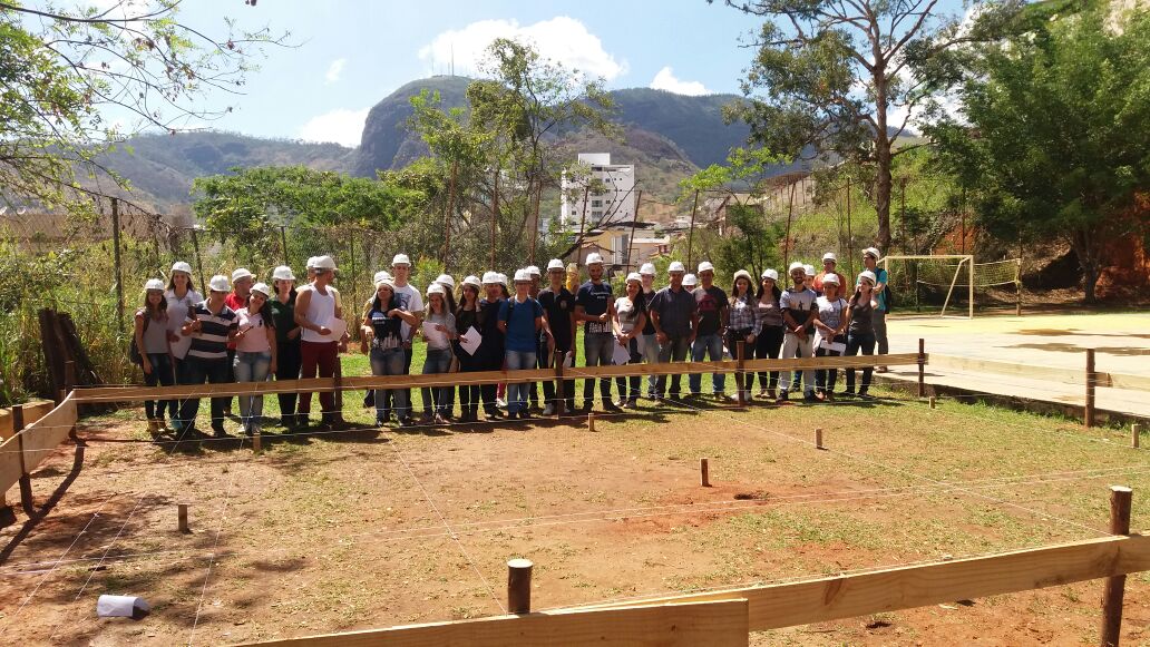 Alunos de Engenharia Civil realizam aula prática com obra real