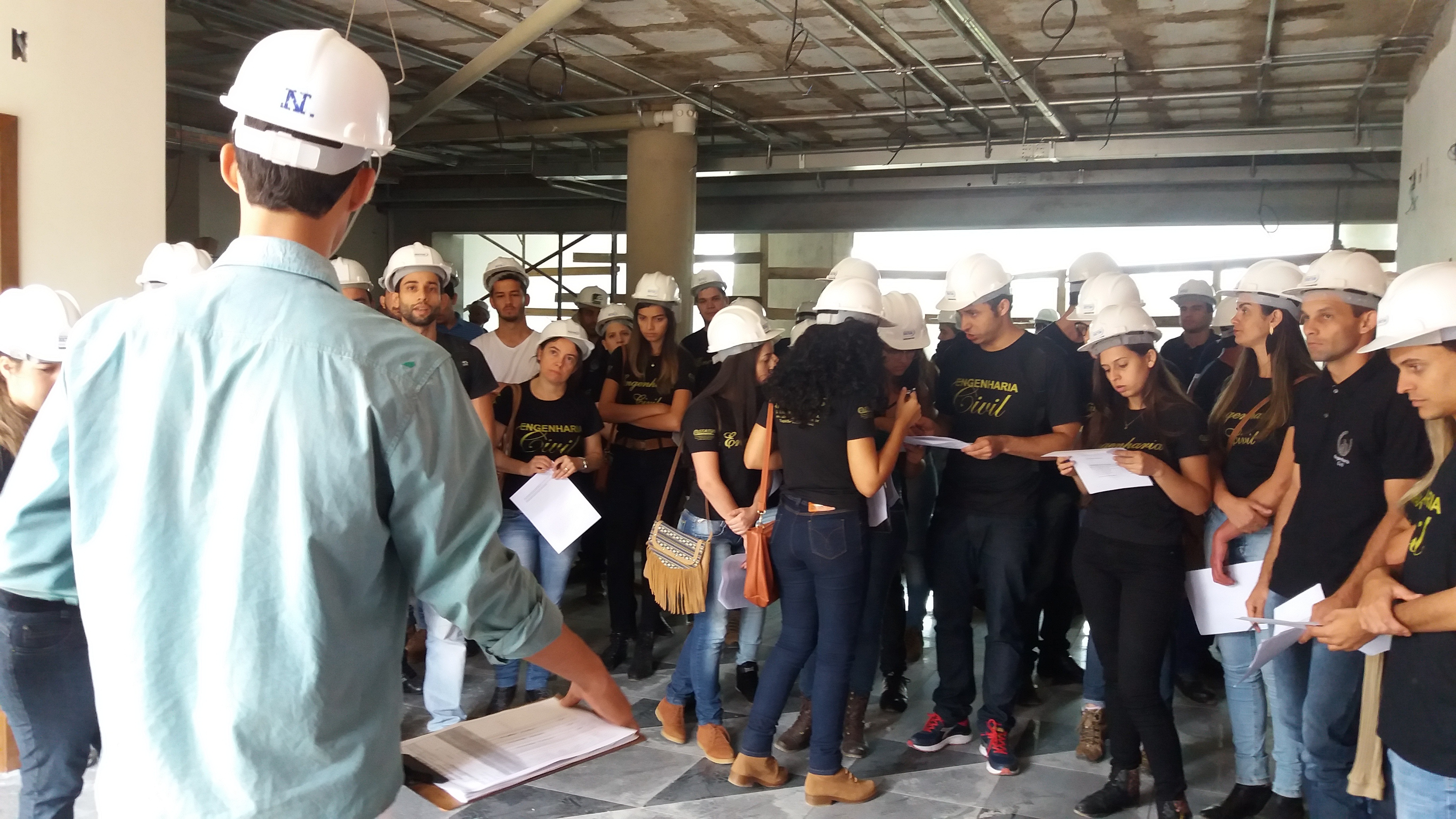 Alunos de Engenharia Civil da Fic visitam obras do Fórum