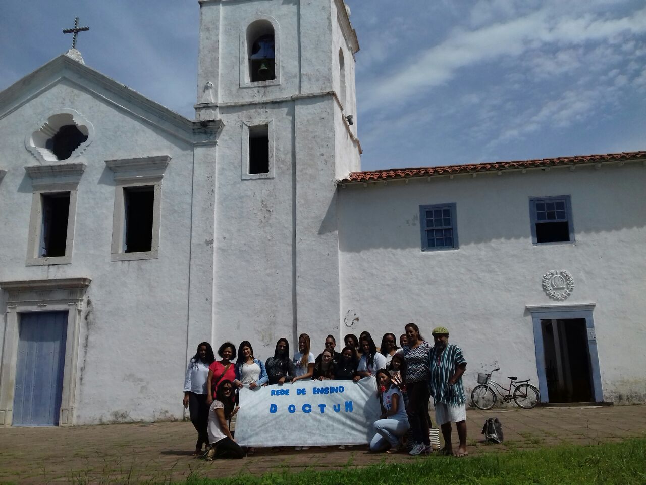 Alunos de Pedagogia de Serra visitam a Igreja Reis Magos em Nova Almeida