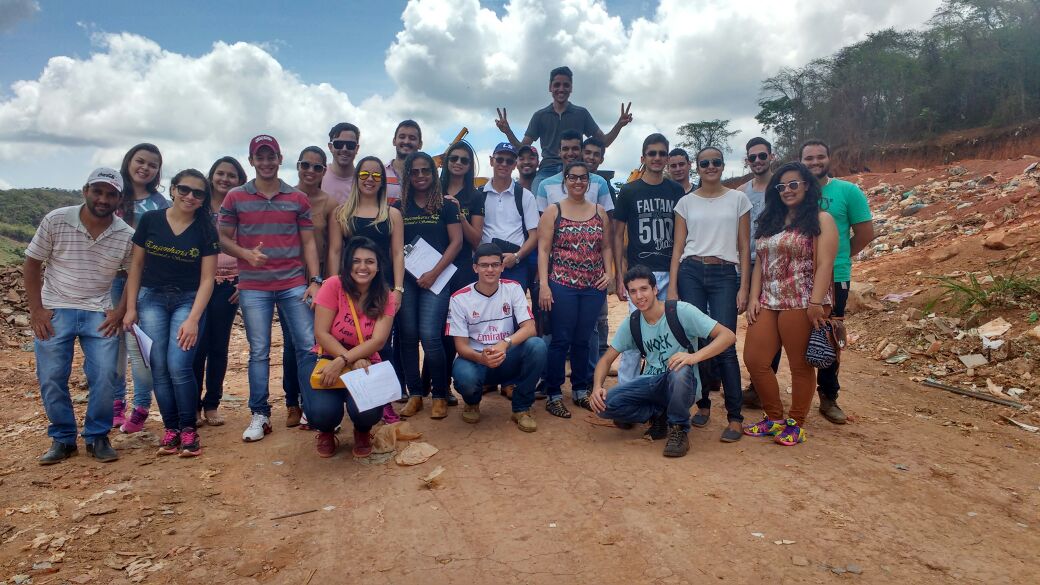 Alunos do curso de Engenharia Ambiental e Sanitária visitam Aterro Controlado de Malacacheta