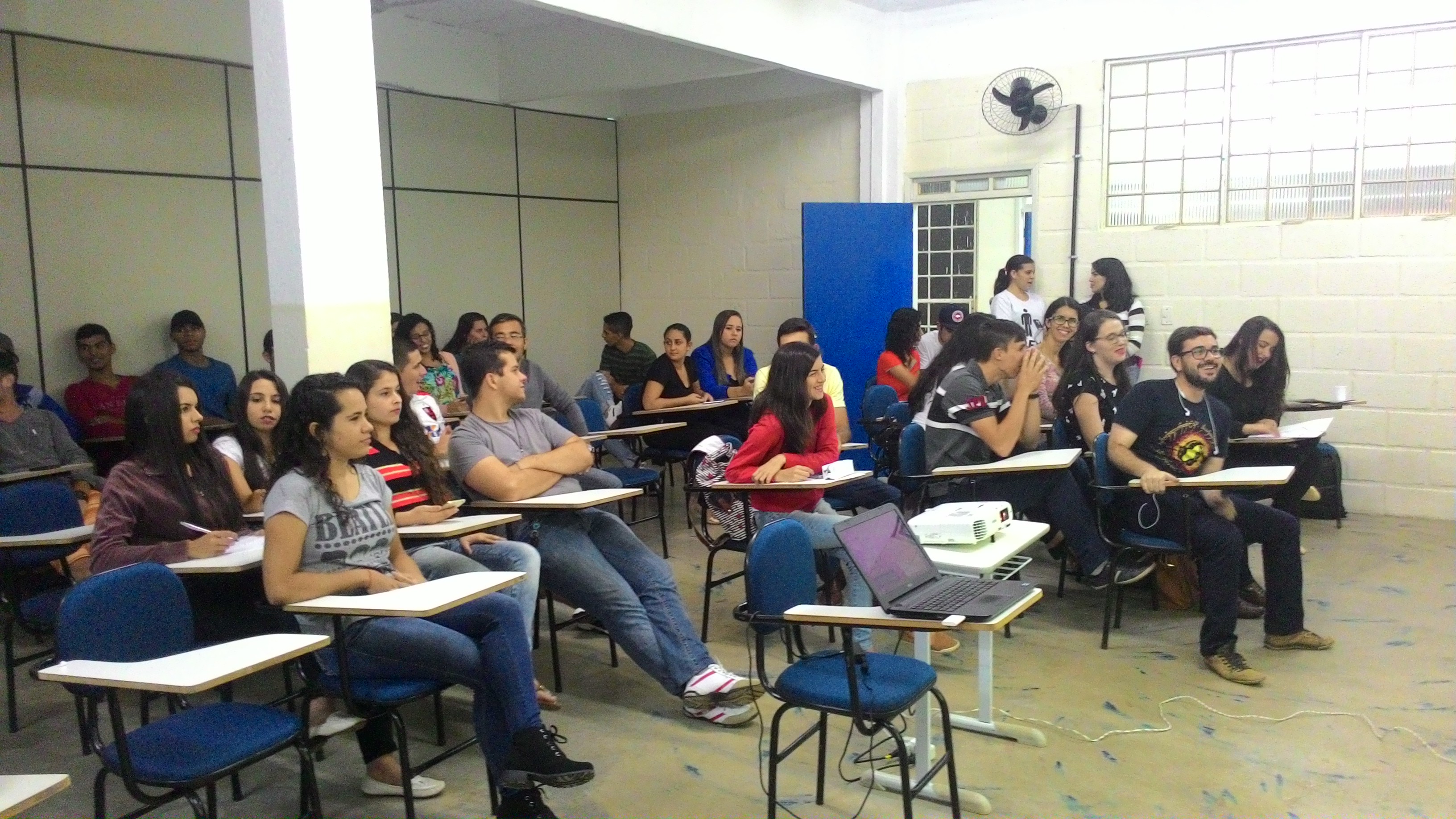 Doctum Iúna promove palestra sobre Empresa Júnior para alunos de Administração