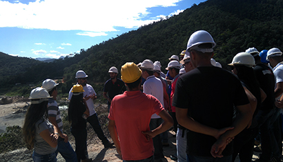 Alunos de Engenharia Civil participam de visita técnica na empresa Pedreira e Rebritagem Mattar