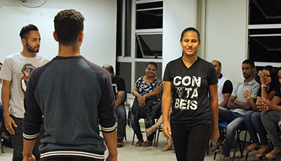 Alunos dos cursos de gerenciais participam da Oficina de Oratória do Teatro Aprendente com Bia Mussi