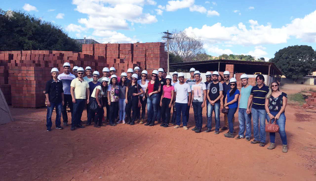 Visita técnica à Cerâmica Beton e Lajes Brasil é realizada por alunos de Engenharia Civil