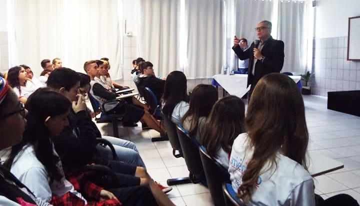 Doctum Vila Velha realiza palestra sobre feminicídio para alunos do Ensino Médio