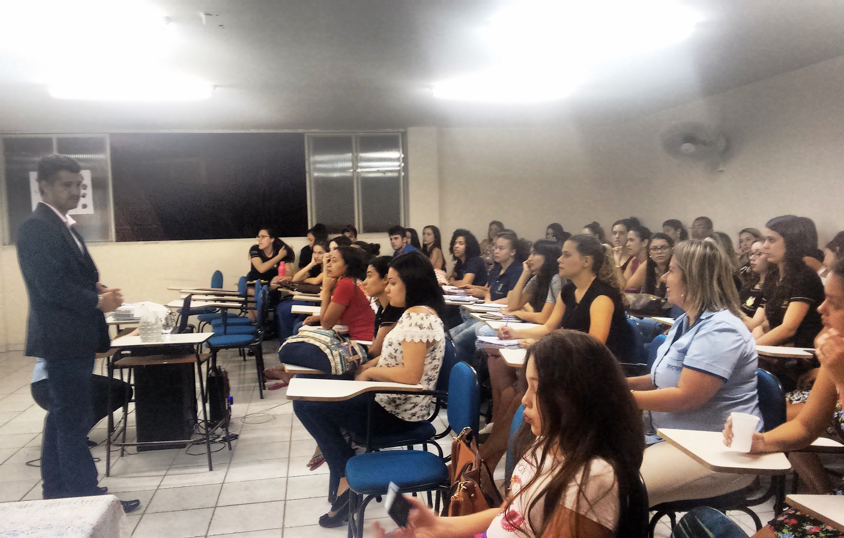 Turma de pedagogia de Iúna participa de palestra motivacional