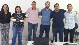 O aluno Jailton, com professores da Banca de TCC e esposa Fernanda.