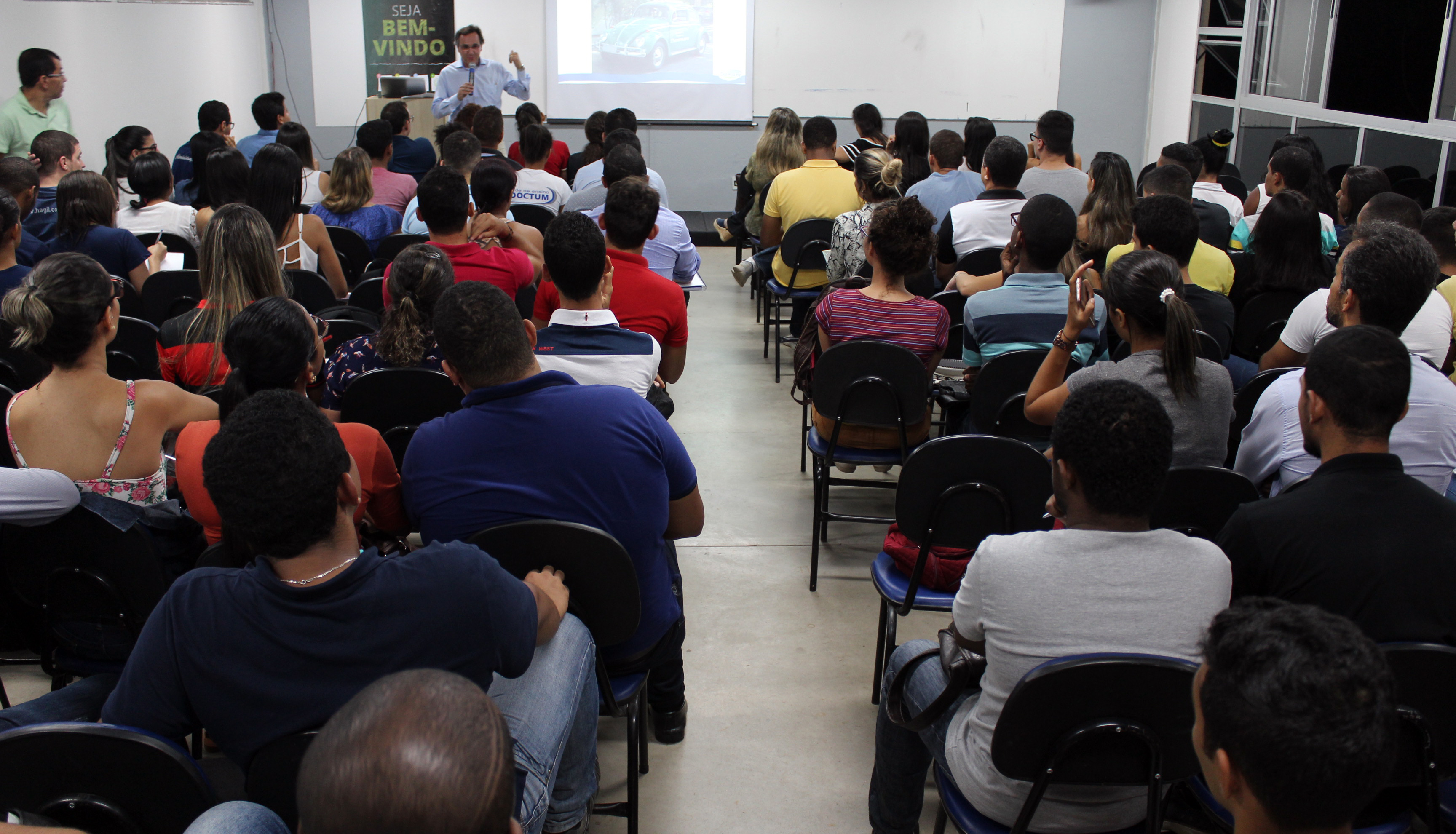 Alunos dos cursos gerenciais participam de palestra com sócio da Laticínios Damare em Teófilo Otoni