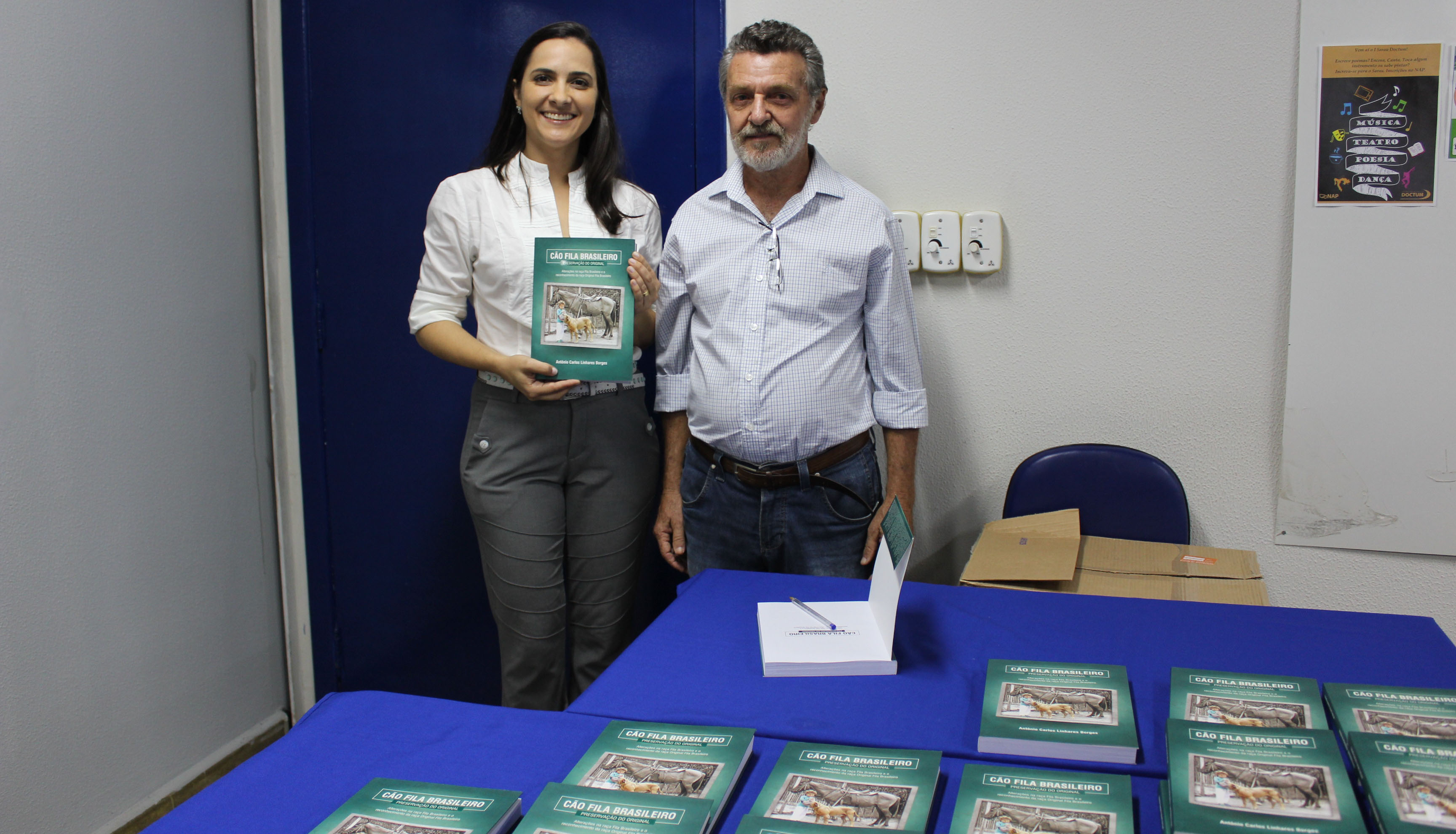 Em Teófilo Otoni, alunos de Medicina Veterinária participam do lançamento do livro “O Cão Fila Brasileiro”