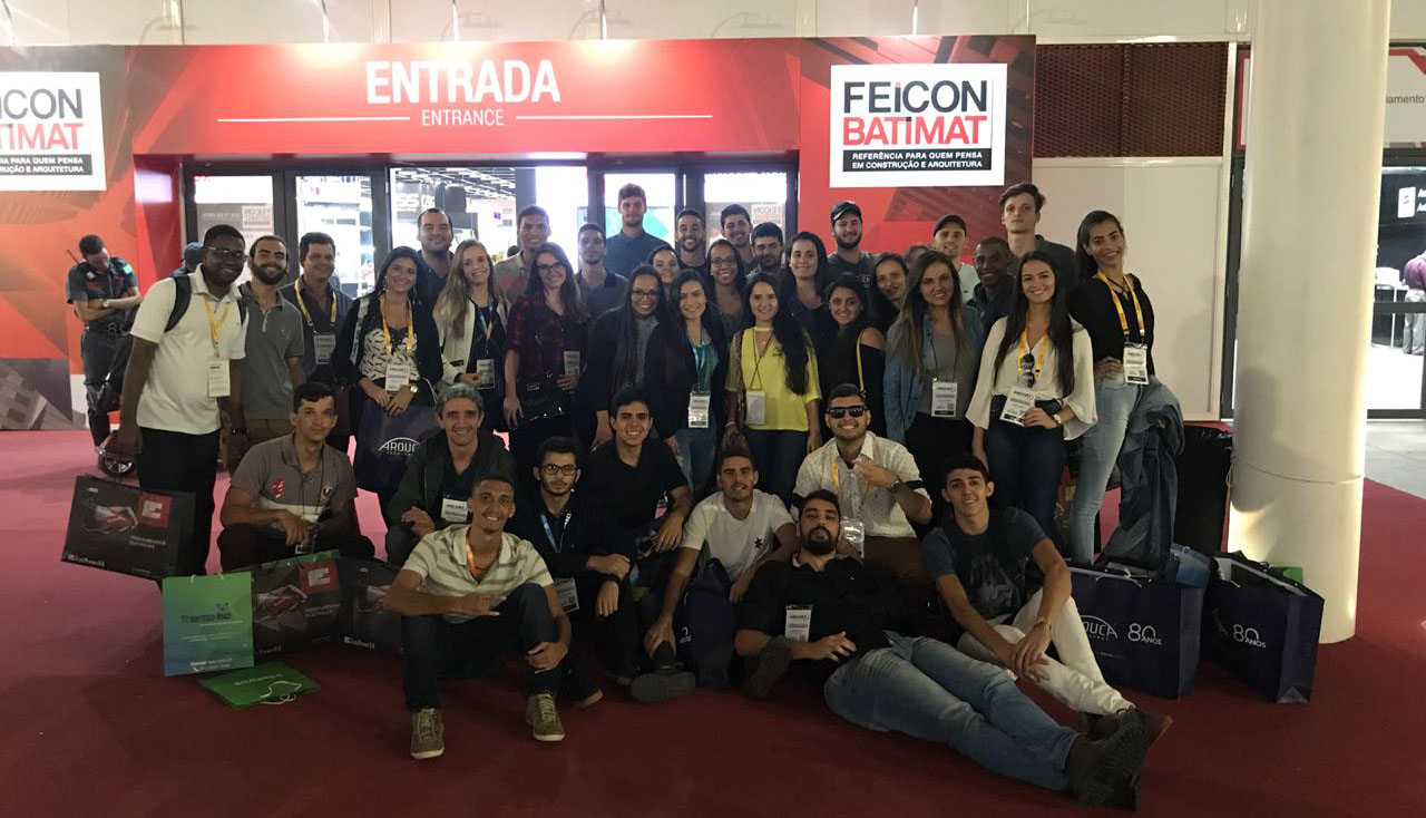 Alunos de Engenharia Civil da unidade Cataguases visitam em São Paulo evento de inovações ligadas ao setores da construção civil e arquitetura