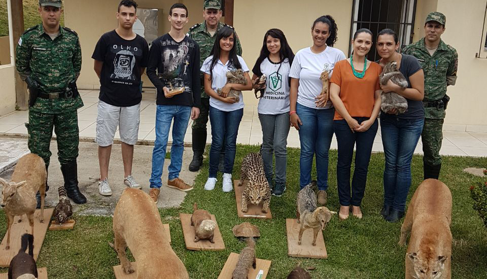 Alunos de Medicina Veterinária conhecem acervo de animais empalhados da Polícia Ambiental