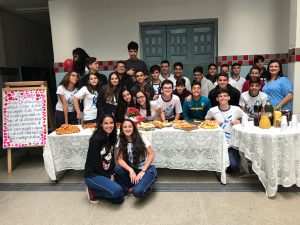 Lanche servido às mães na escola, pelo alunos