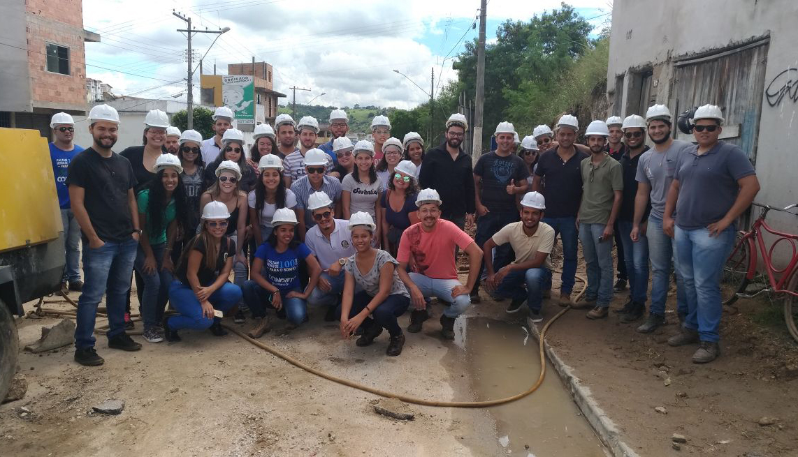 Obras de saneamento em Nanuque recebem alunos de Teófilo Otoni para visita técnica