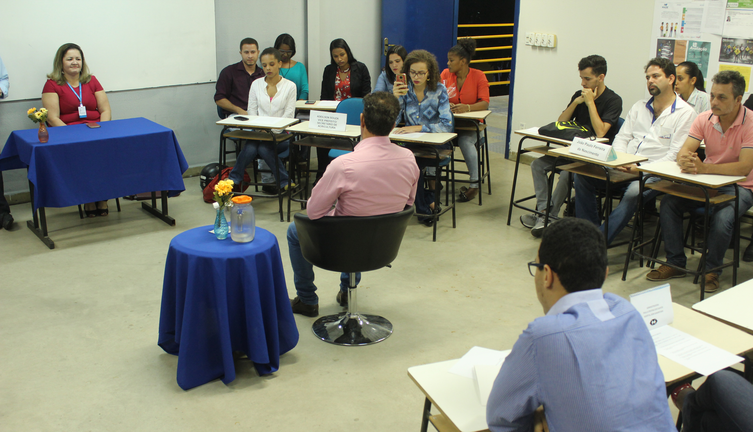 Em Teófilo Otoni, estudantes promovem debate aberto sobre Gestão Pública