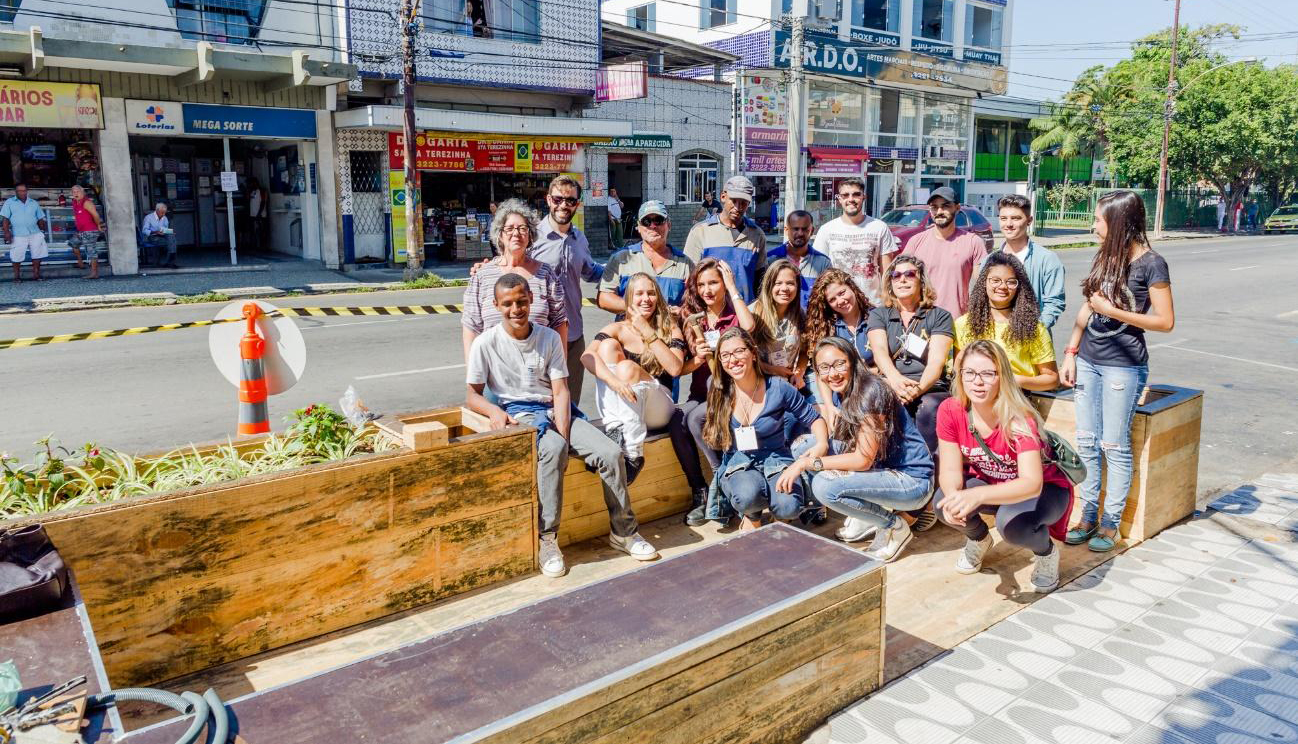 Alunos de Arquitetura constroem Parklet e instalam na Avenida Rui Barbosa, em Juiz de Fora