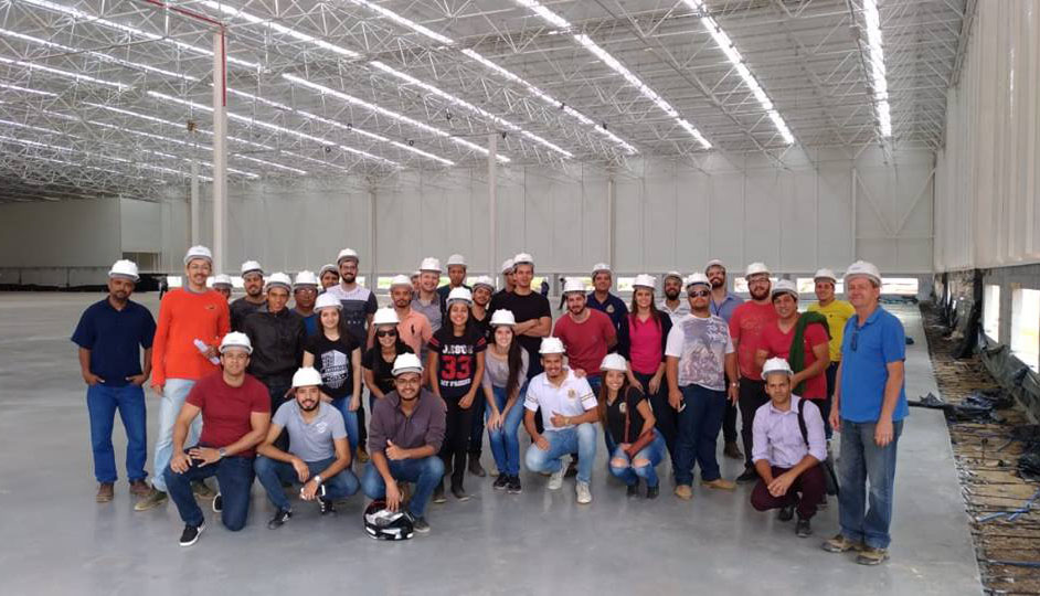 Alunos de Engenharia Civil de Teófilo Otoni realizam visita técnica em obra de supermercado