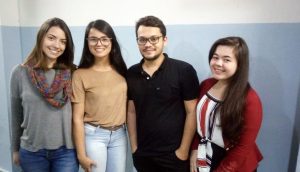 Ana Kérem Lima, Fernanda Stein e Keronlainy Sales com professor Thiago Cunha (1)