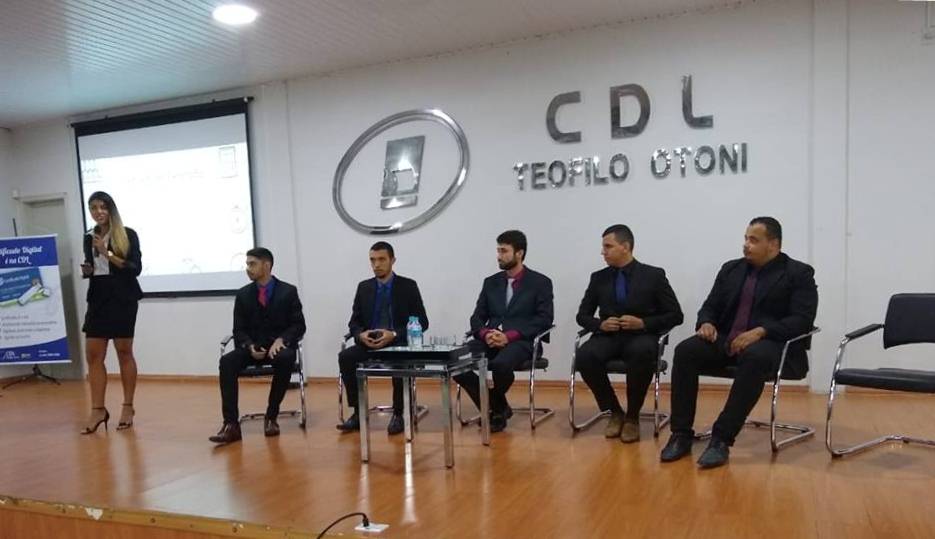 Alunos de Teófilo Otoni participam de homenagem ao mês do Administrador e do Contador