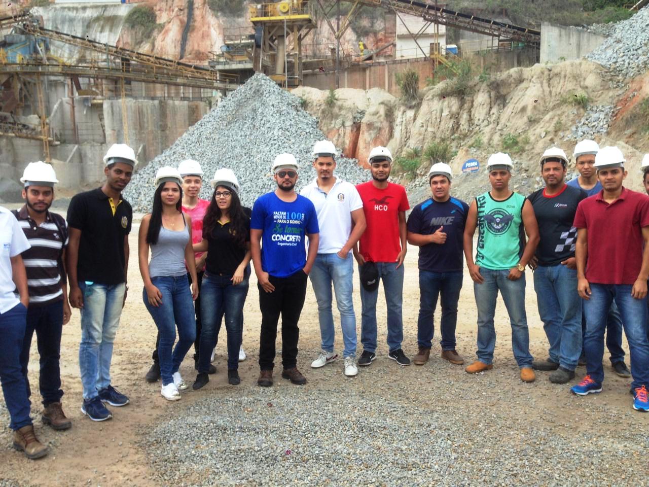 Alunos do curso de Engenharia Civil participam de visita técnica em pedreira