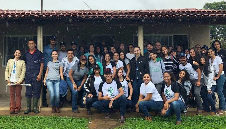 Alunos de Medicina Veterinária da Doctum Teófilo Otoni realizam visita técnica em granja de suínos