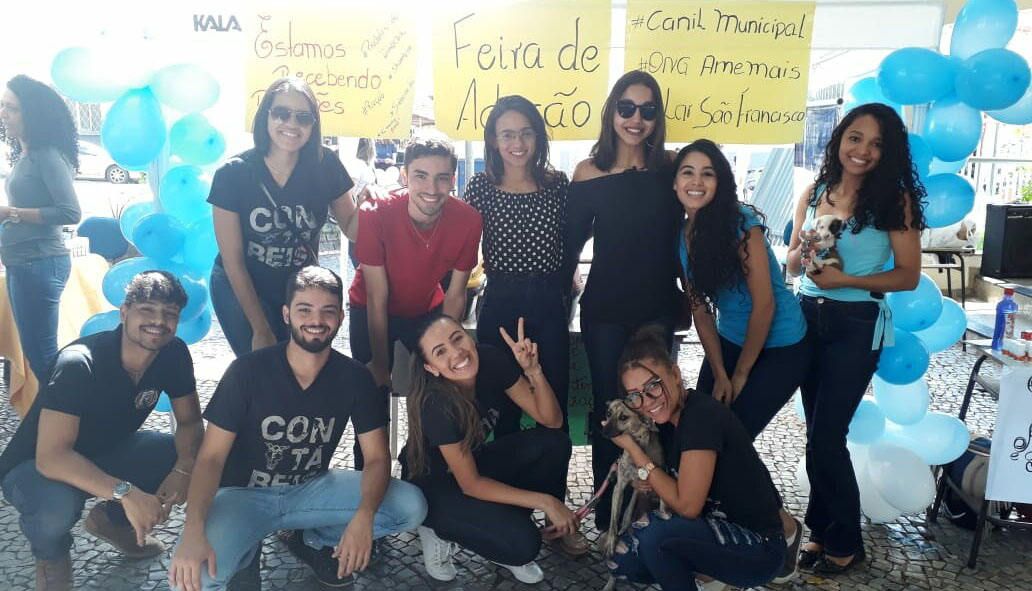 Curso de Ciências Contábeis promove ações solidárias em praça de Teófilo Otoni