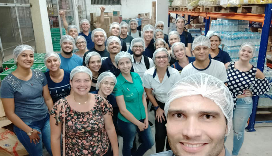 Alunos de Administração da Doctum Caratinga realizam visita técnica em supermercado da cidade