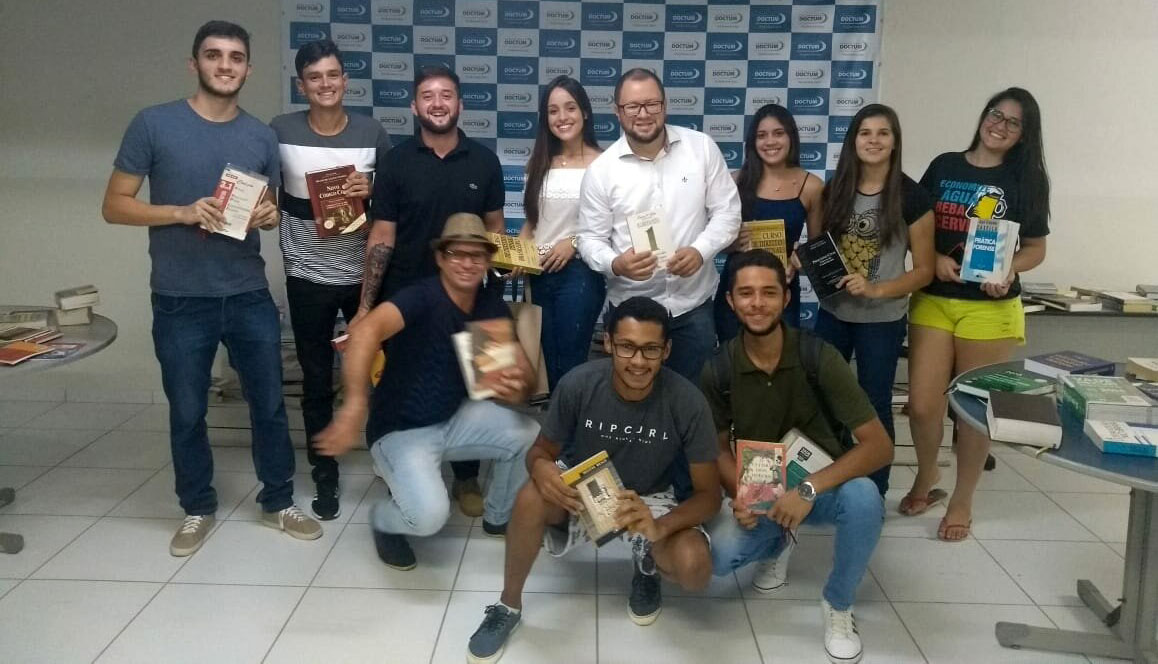 Feira do Livro da Doctum Manhuaçu distribui livros gratuitos aos acadêmicos