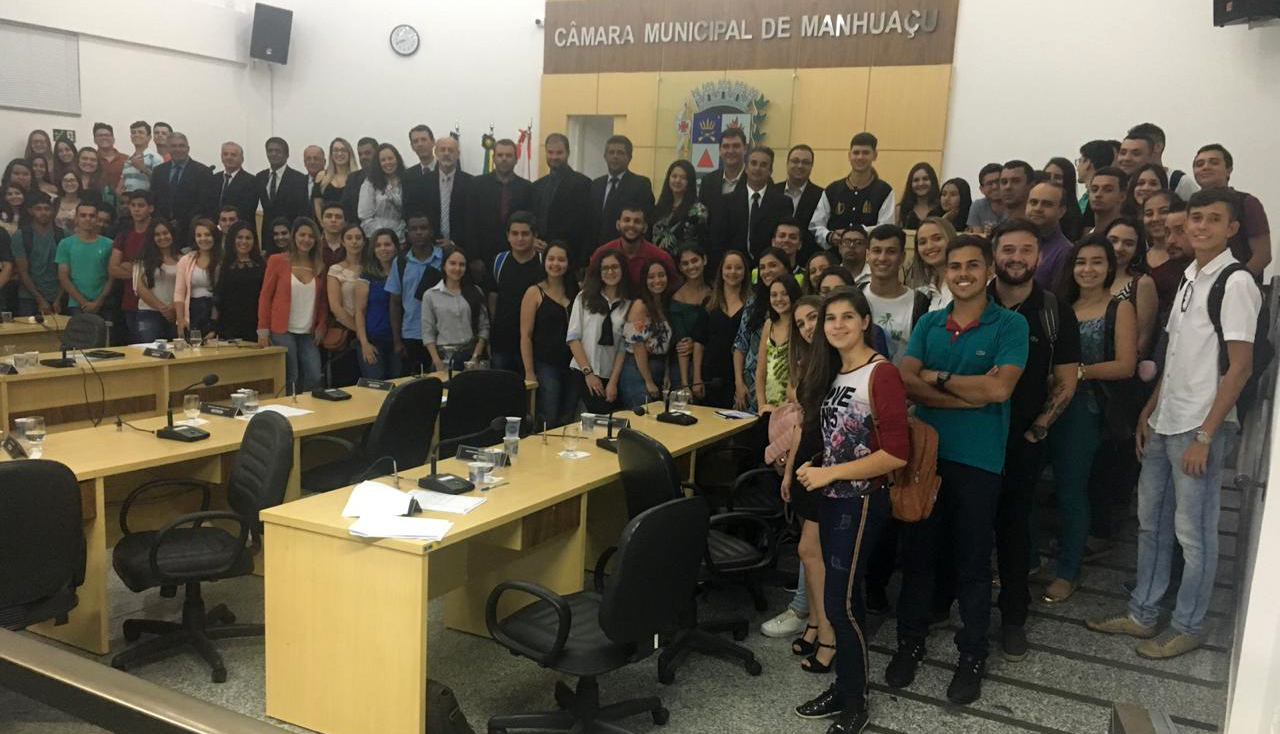 Em Manhuaçu, alunos de Direito visitam a sede do poder legislativo