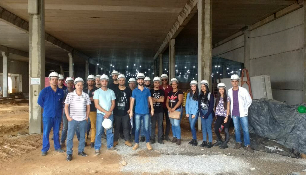 Obra de construção de novo supermercado é local de visita técnica em Caratinga