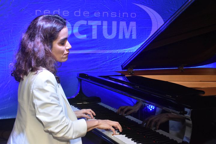 Juiz de Fora recebe pianista internacional Simone Leitão para palestra sobre a história da música