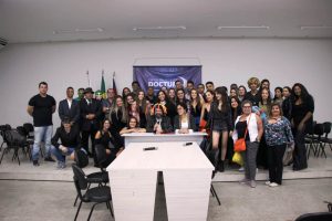 Alunos reunidos após final da apresentação dos trabalhos