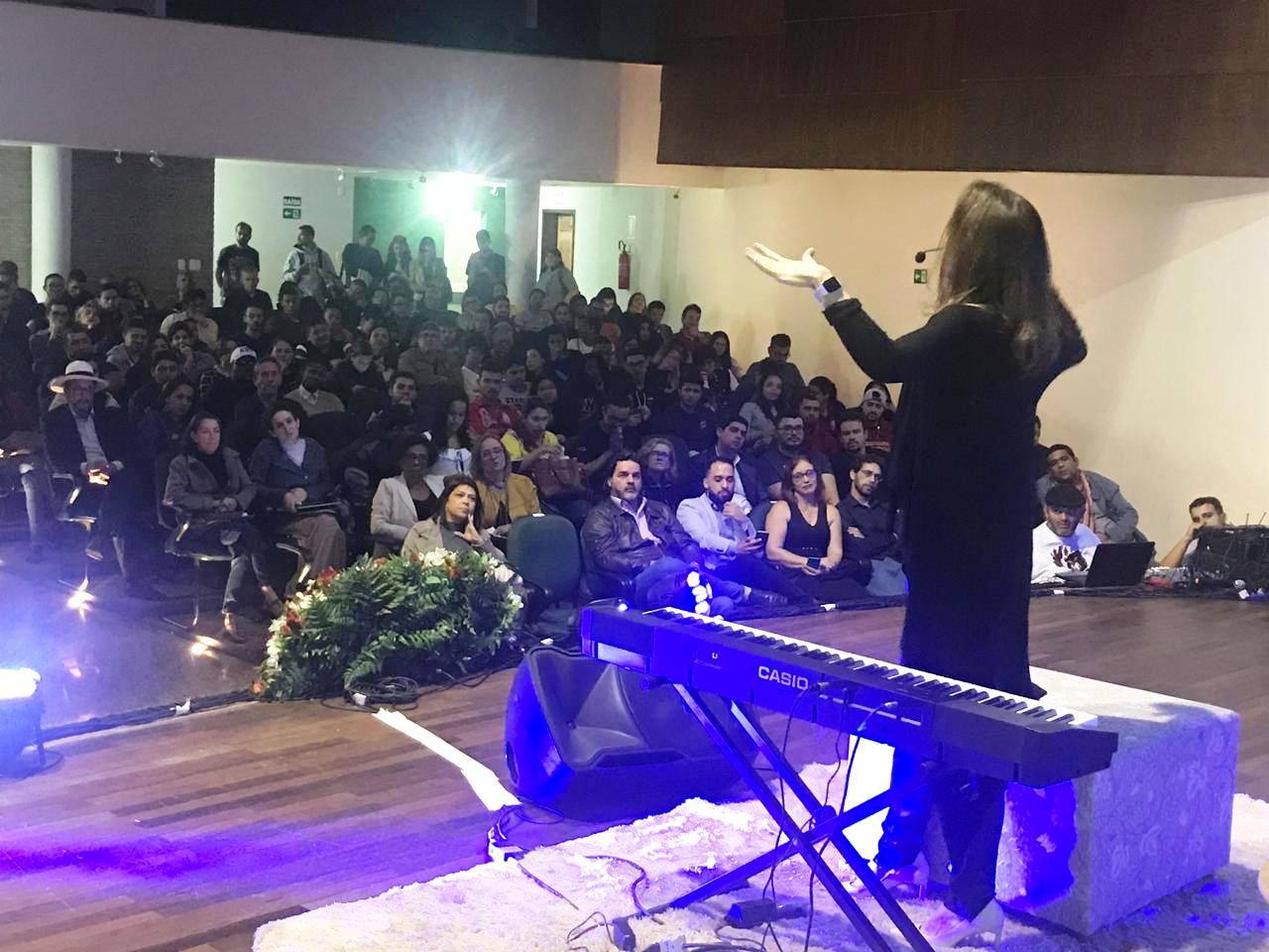 Pianista internacional Simone Leitão se apresenta em João Monlevade