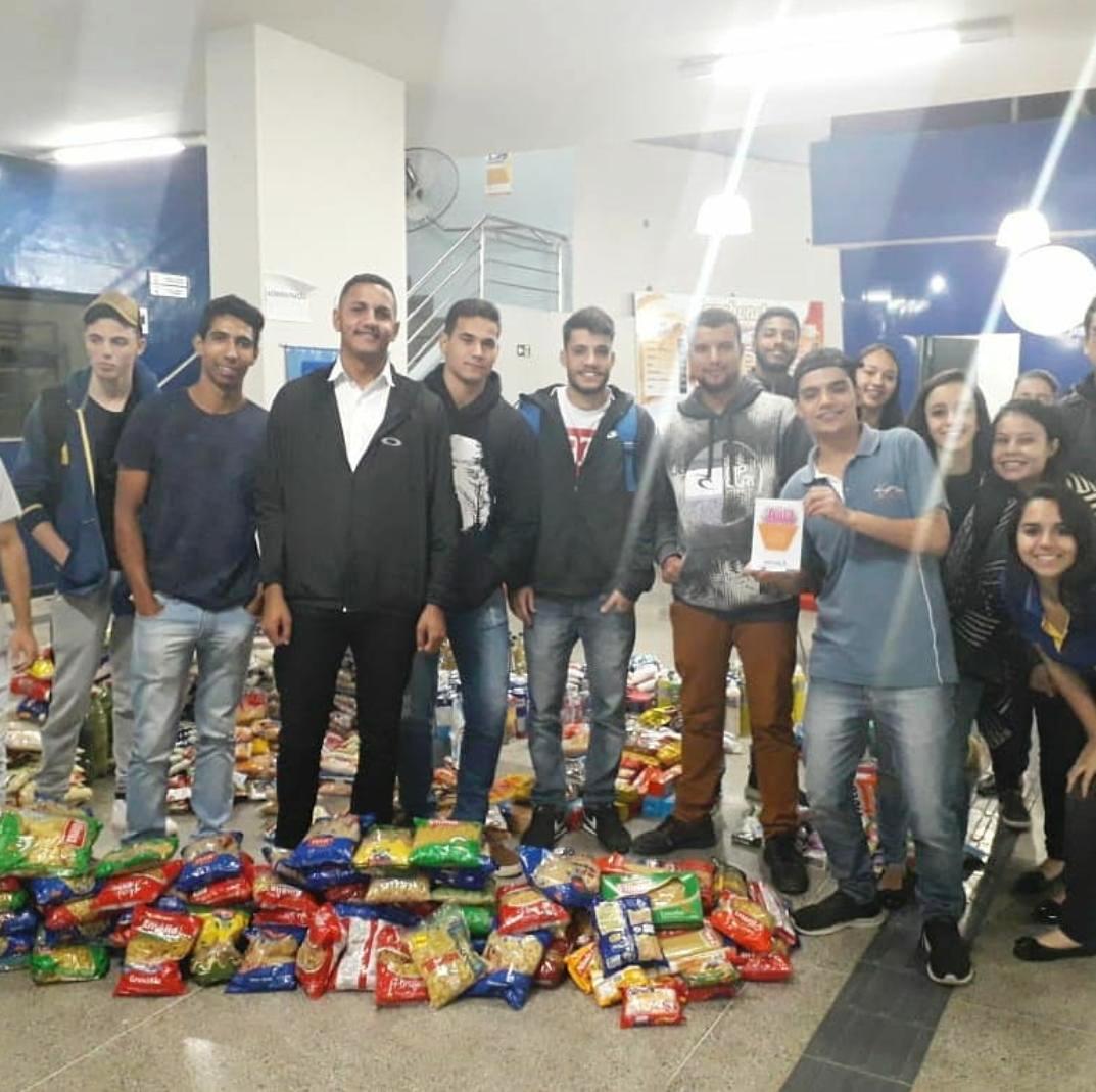 Faculdades Doctum de Caratinga arrecadam mais de dois mil itens em trote solidário