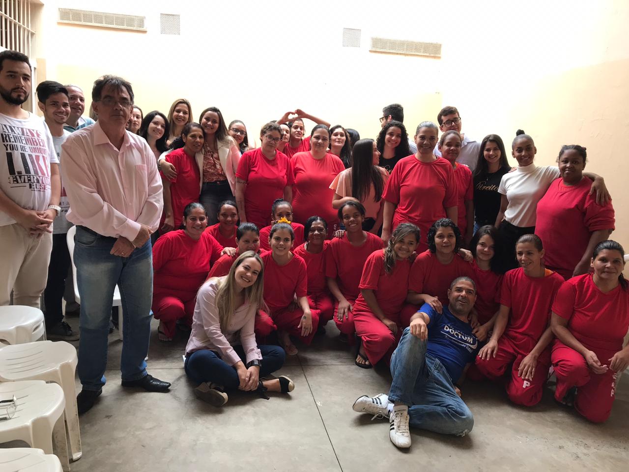 Gincana solidária do curso de Direito da Doctum entrega doações no presídio de Caratinga