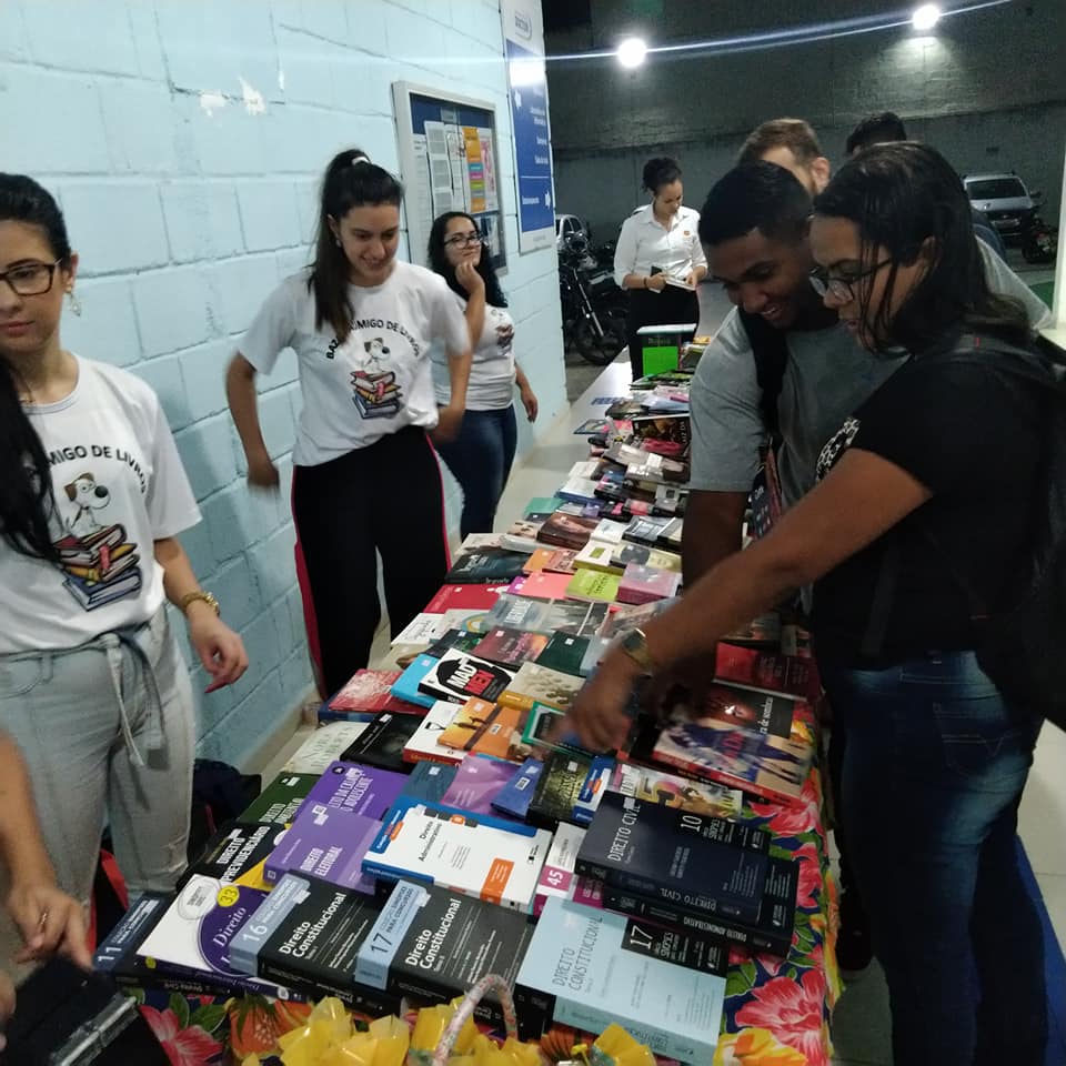 Doctum Guarapari promove feira do livro em prol de animais carentes da região