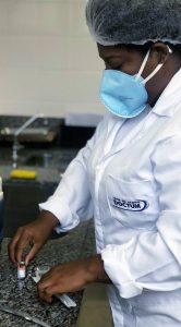 aluna da Doctum do curso de Enfermagem em atividade prática na unidade Serra